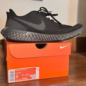 Nike Revolution 5. Men’s size 9
